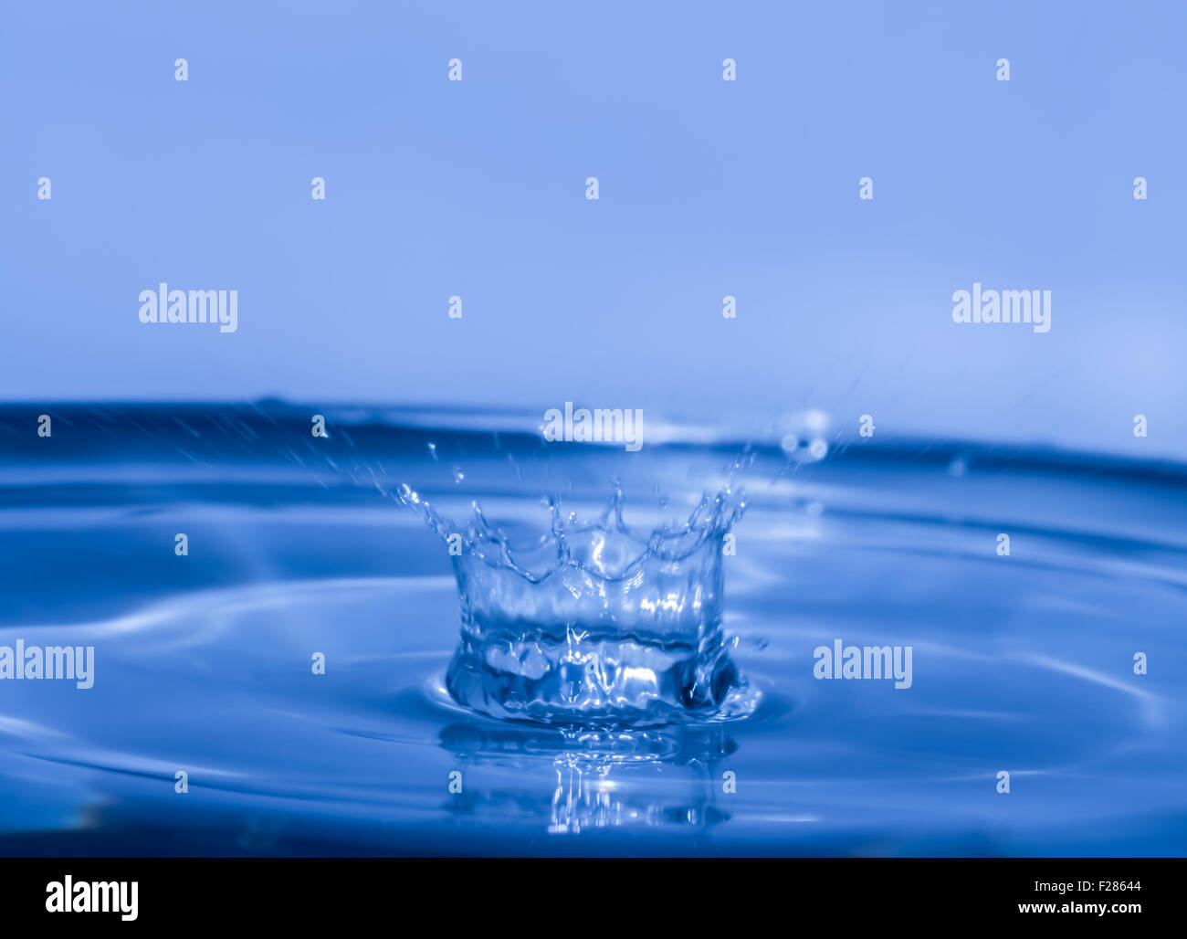 Goccia di acqua che cade sul livello di acqua Foto Stock