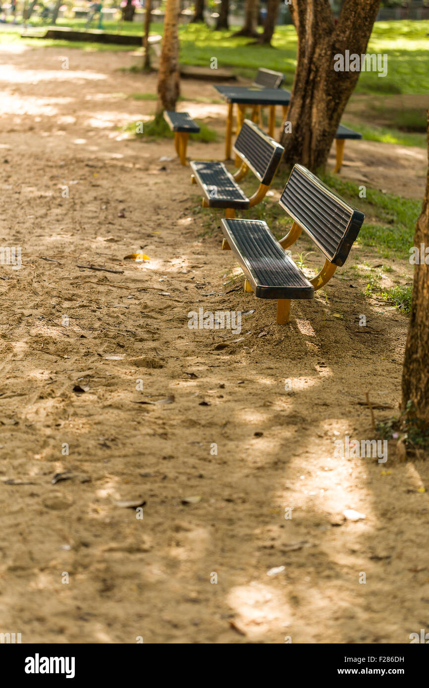 Panca con nessuno in park che illustra il concetto di vuoto. Foto Stock