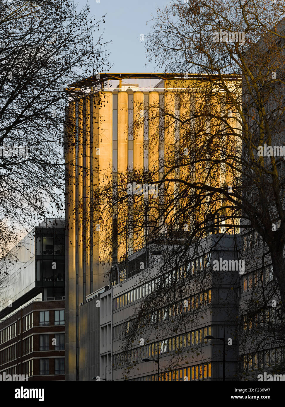 Vista esterna da Euston road. Uno Mabledon Place, Londra, Regno Unito. Architetto: Bennetts Associates Architects, 2015. Foto Stock