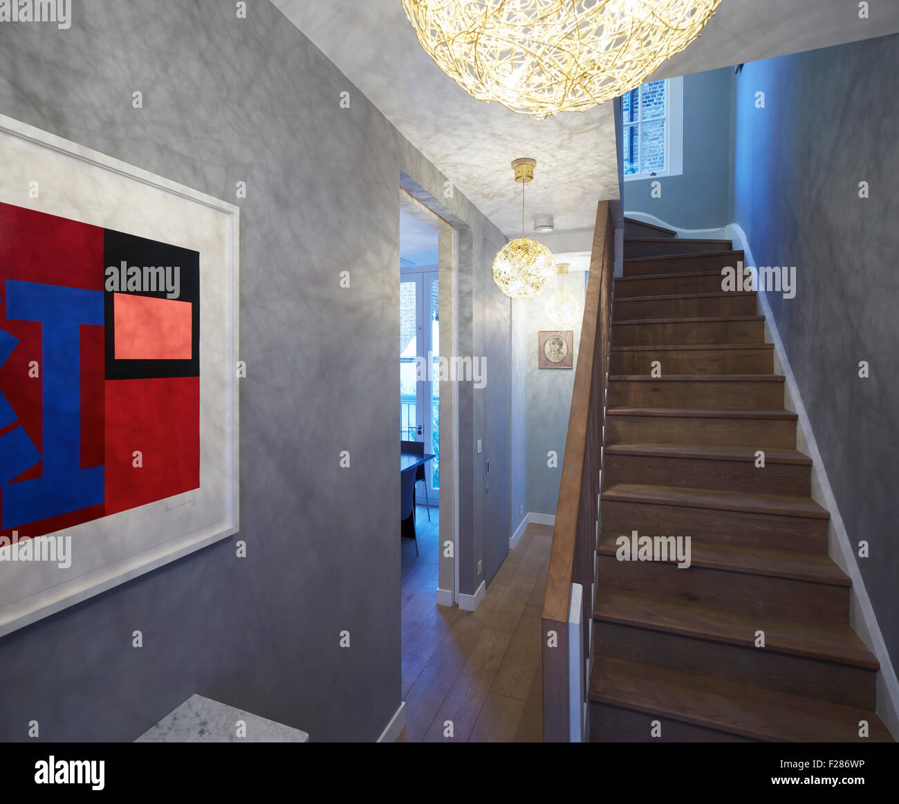 Vista interna di atrio con scalone. Westminster Casa a schiera, Londra, Regno Unito. Architetto: Ben Adams Architec Foto Stock