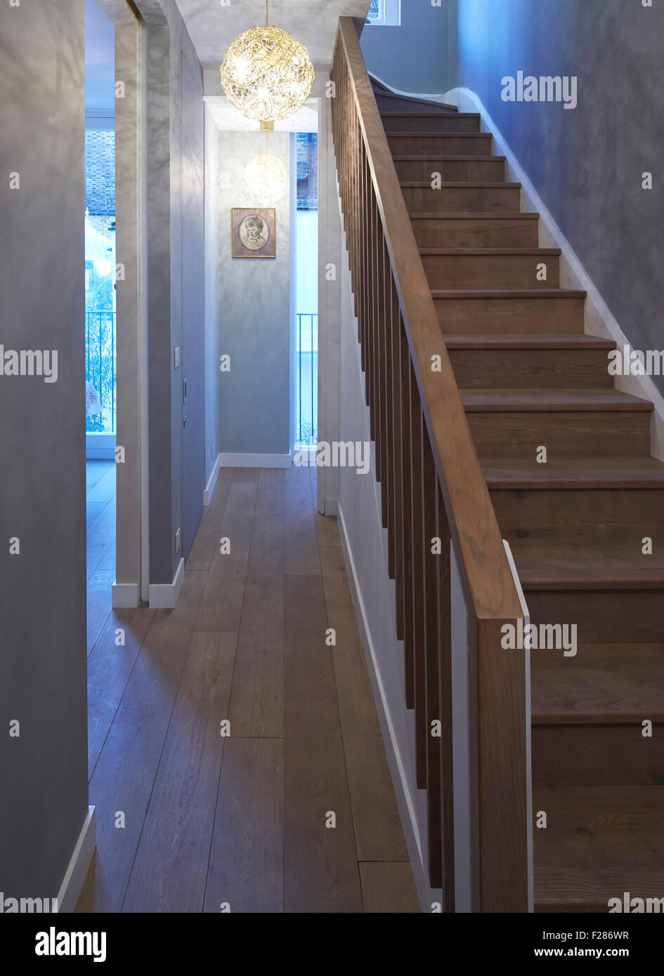 Vista interna di atrio con scalone. Westminster Casa a schiera, Londra, Regno Unito. Architetto: Ben Adams Architec Foto Stock