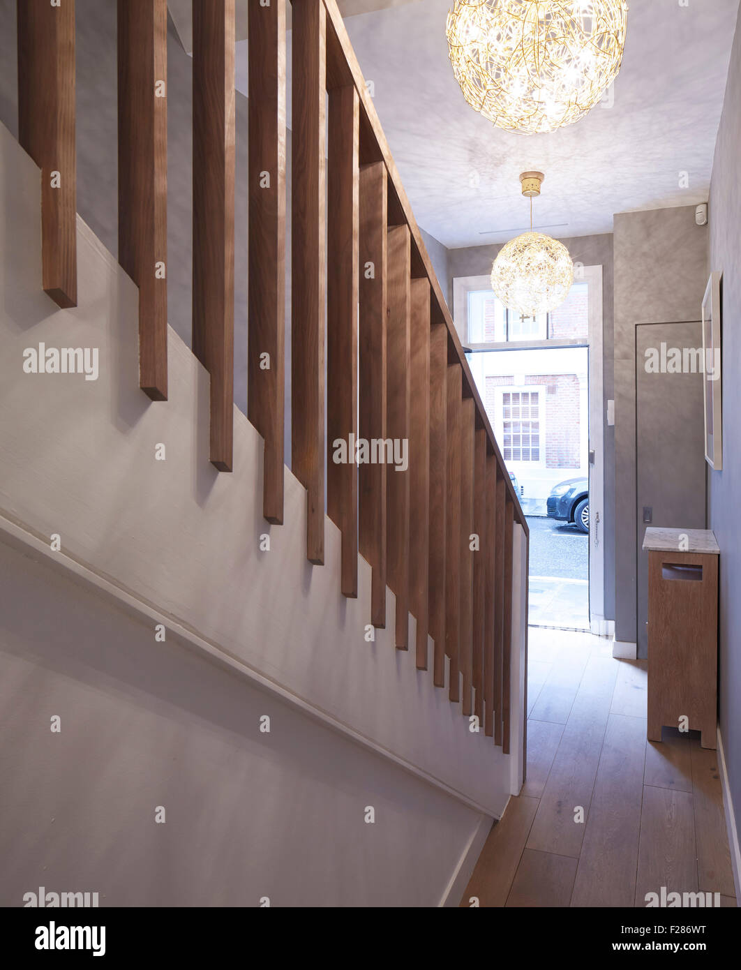 Vista interna di atrio con scalone. Westminster Casa a schiera, Londra, Regno Unito. Architetto: Ben Adams Architec Foto Stock