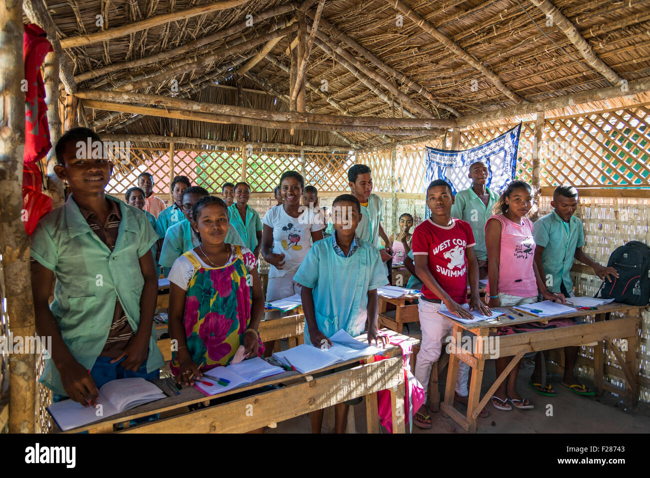 Classe scolastica con bambini, circa 12-14 anni, scuola di Morondava, Madagascar Foto Stock