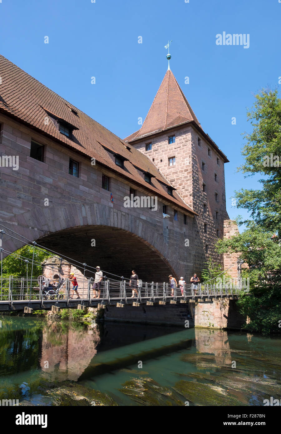 Catena Kettensteg-hung bridge e Fronveste con torre Schlayerturm sopra fiume Pegnitz, Norimberga, Media Franconia, Franconia Foto Stock