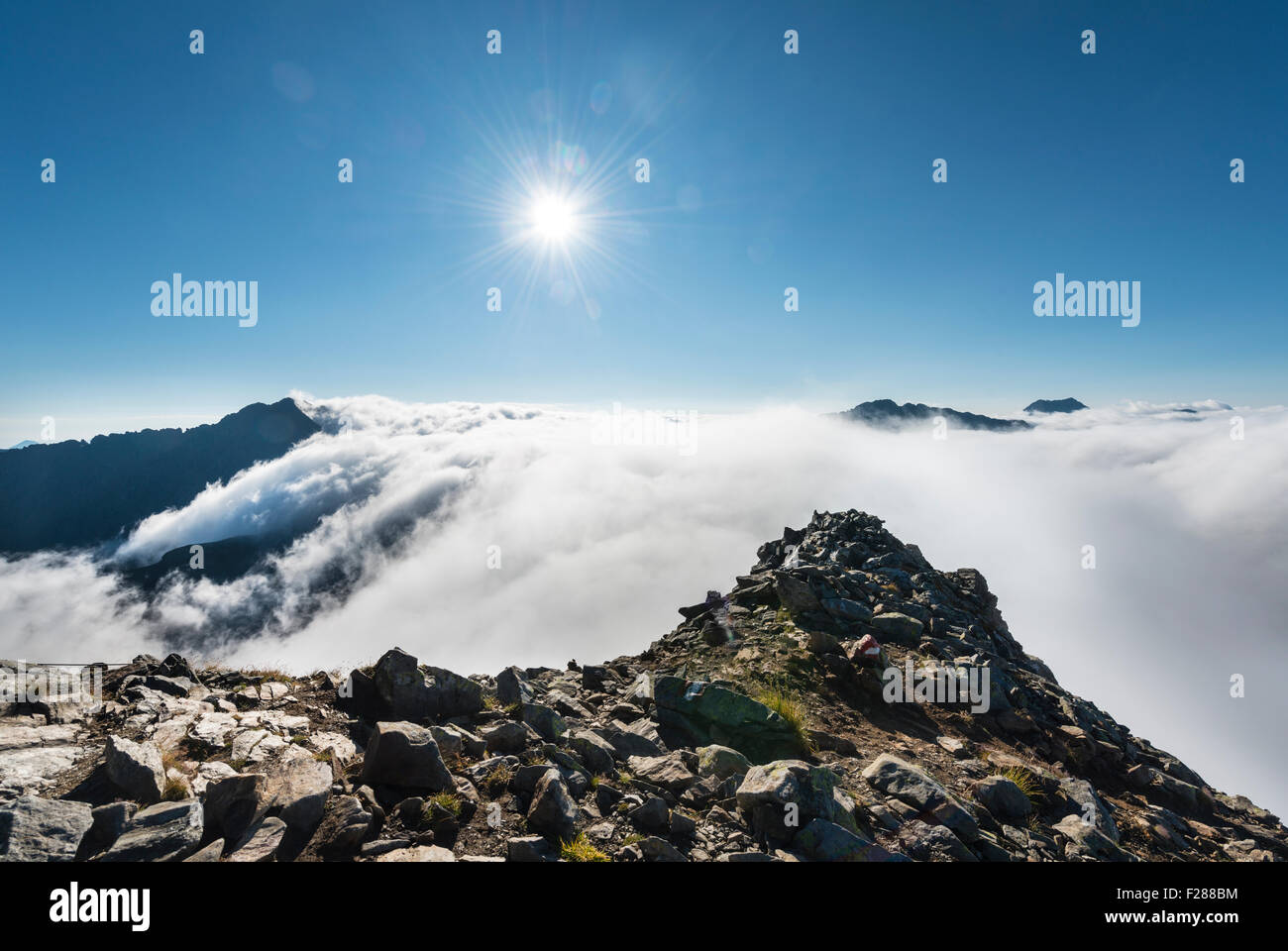 Nuvole passando sul crinale del monte, vista da Greifenberg a 2618m, Rohrmoss-Untertal, Schladminger Tauern, Alpi, Stiria Foto Stock