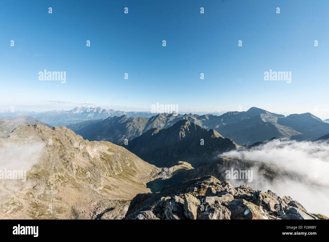 Montagne rocciose con le nuvole, vista da Greifenberg a 2618m, Schladminger Tauern, Alpi, Stiria, Austria Foto Stock