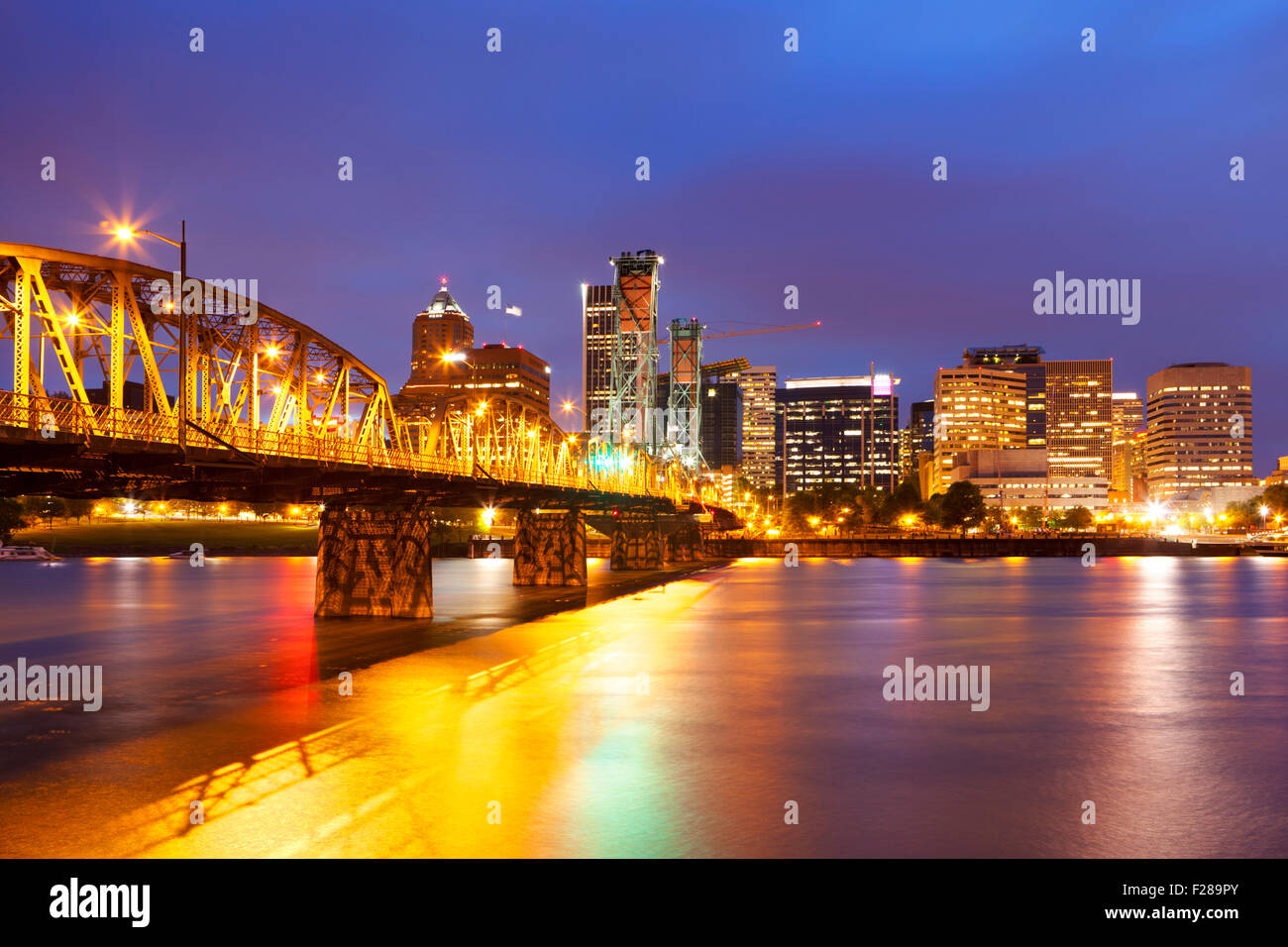 Lo skyline di Portland, Oregon di notte. Fotografato da attraverso il fiume Willamette. Foto Stock
