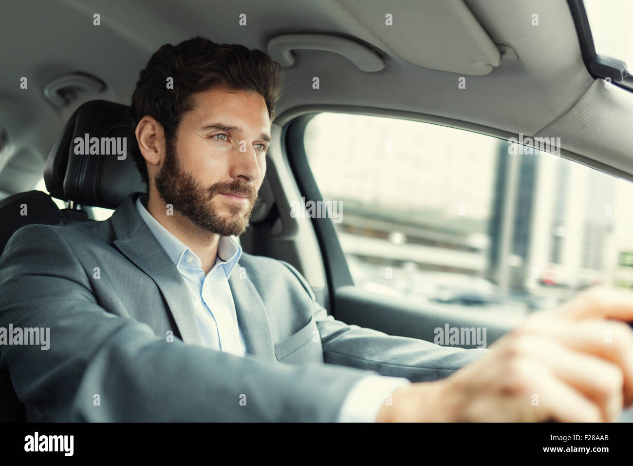 Uomo che conduce automobile Foto Stock