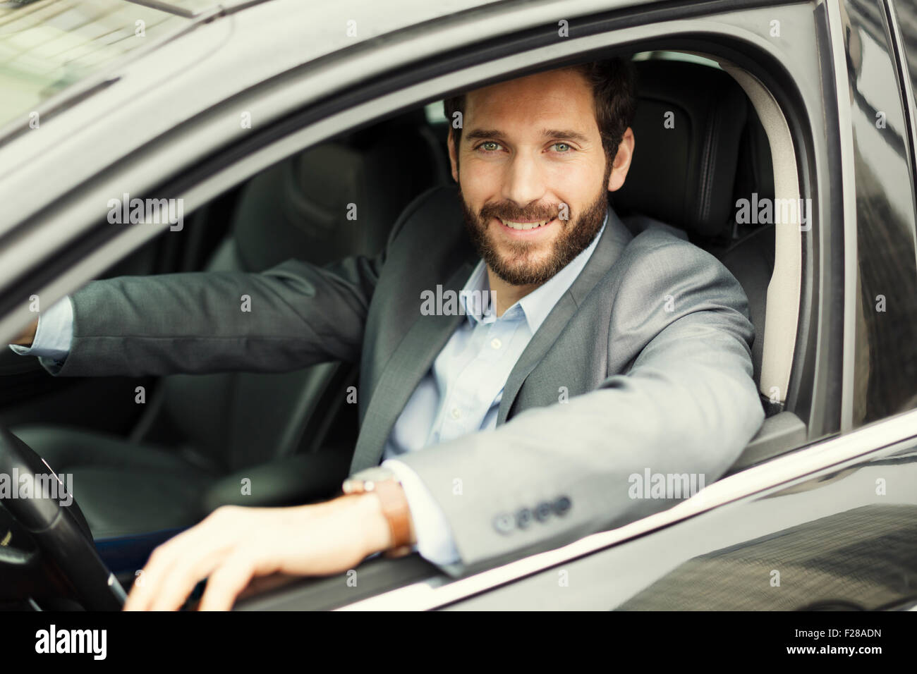 Ritratto dell uomo nella sua auto. guardando la fotocamera Foto Stock