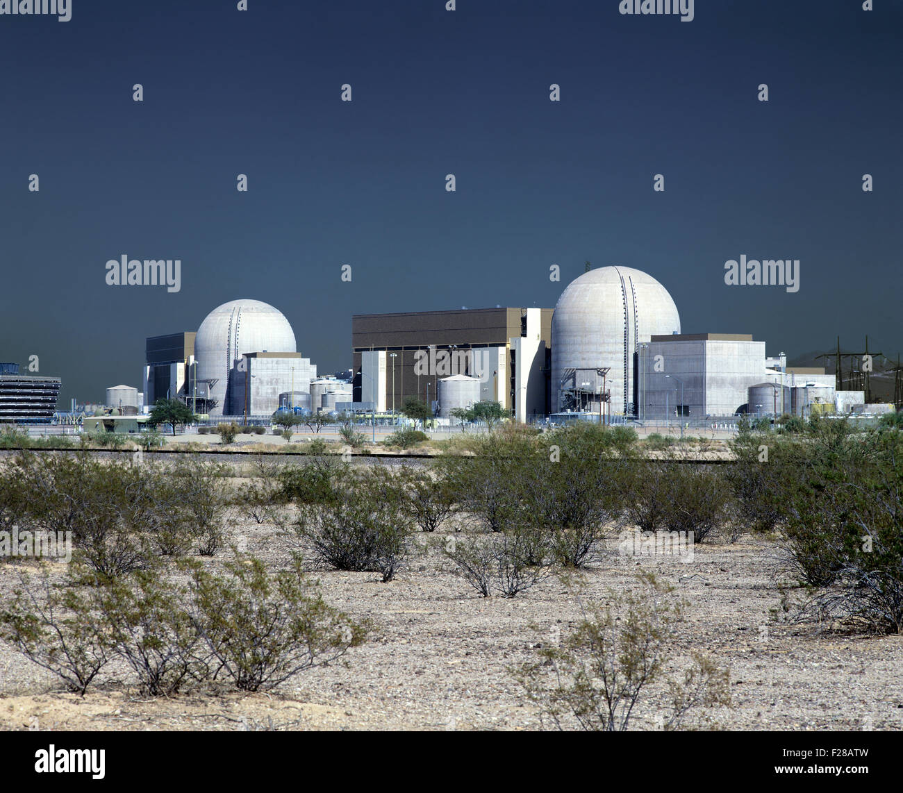 Due cupole del reattore al Palo Verde Nuclear Power Plant, vicino a Phoenix, Arizona, Stati Uniti. Foto Stock