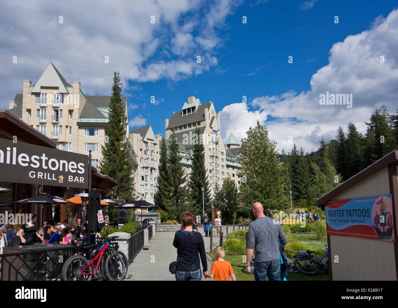 Persone cenare al ristorante Le fasi cardine e camminare verso il Fairmont Chateau Whistler. In Upper Village (Blackcomb) Whistler, BC Foto Stock