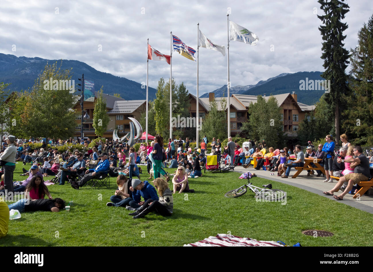 La folla di persone in attesa di frequentare un concerto all'aperto nel villaggio di Whistler, British Columbia, Canada, il fine settimana del Labor Day 2015. Foto Stock