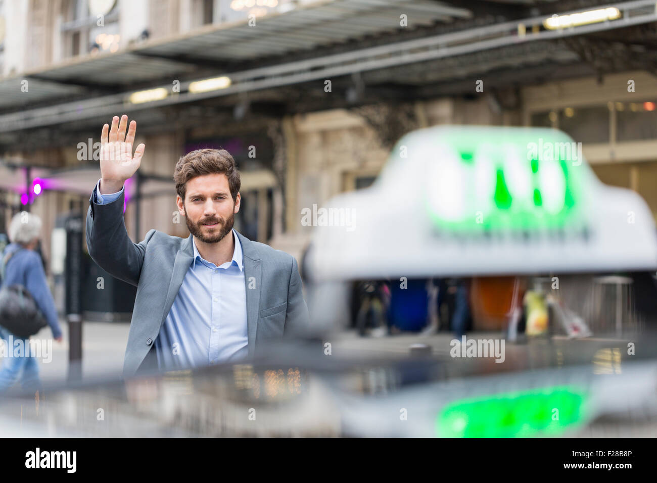 Business Casual Uomo prendere un taxi Foto Stock