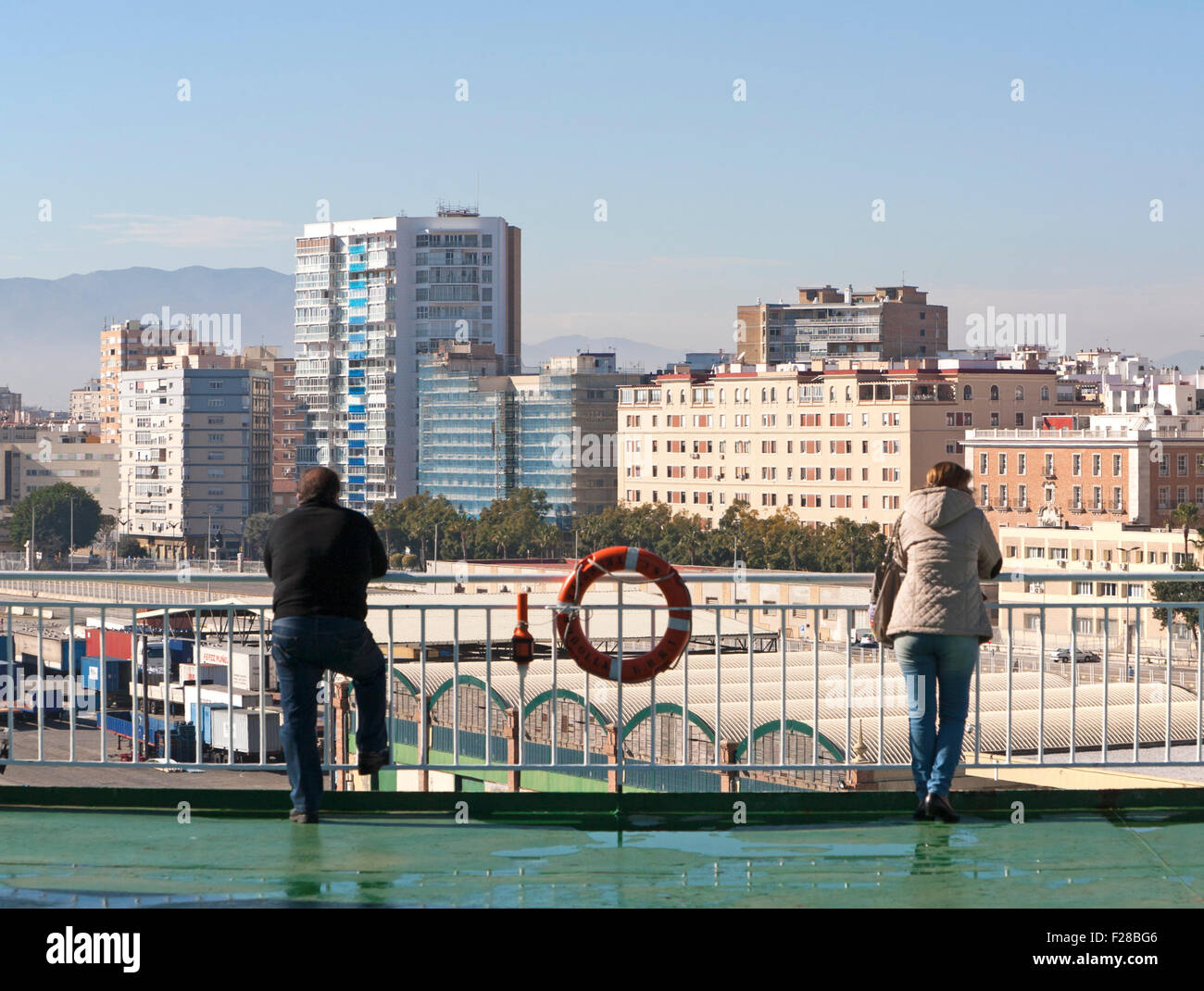 Città e porto di Malaga, Spagna dalla nave traghetto Foto Stock