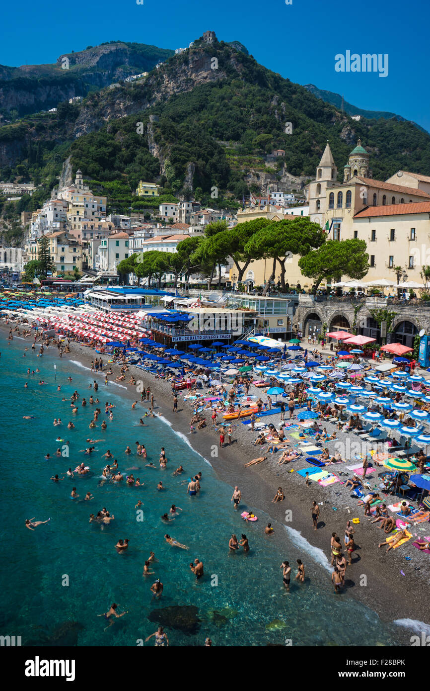 Vista verticale della Spiaggia di Amalfi e scenario di montagna in estate. Foto Stock