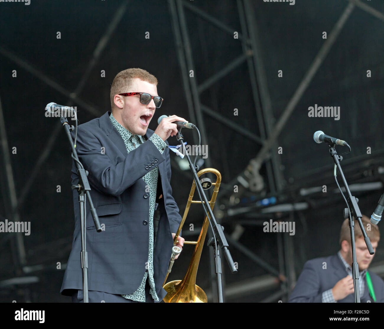 Lucas Petter, trombonista, con Chainska Brassika, sul palco principale al di Blackheath Music Festival. Foto Stock