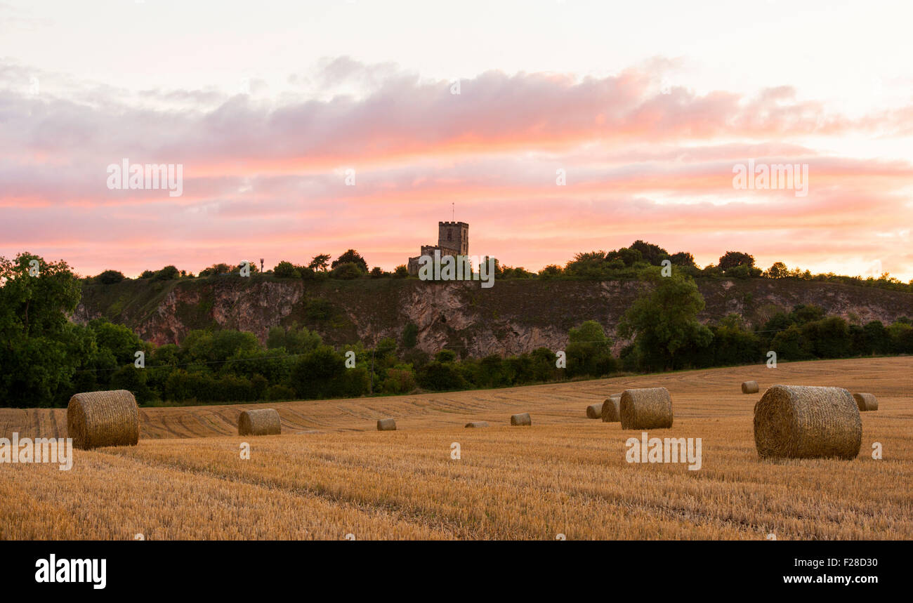 Tramonto in Breedon sulla collina nel Leicestershire, England Regno Unito Foto Stock