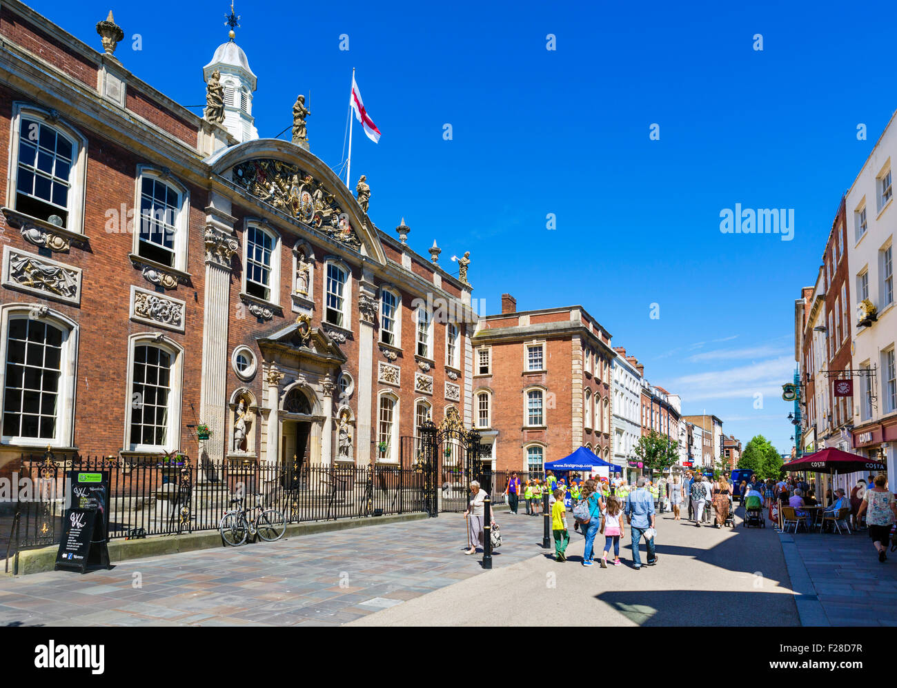 Il settecento Guildhall sulla High Street nel centro della città di Worcester, Worcestershire, England, Regno Unito Foto Stock