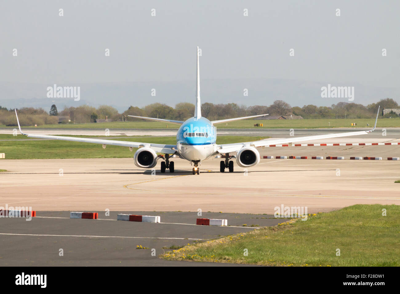 KLM Boeing 737 aereo passeggeri in rullaggio sul Manchester Airport rullaggio. Tempo soleggiato. Vista frontale del piano. Foto Stock