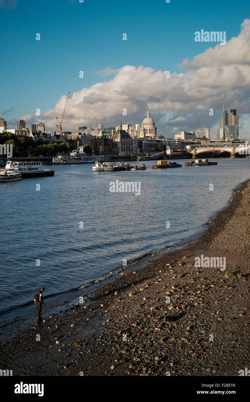 Le persone che si godono il sole a Londra mentre il Tamigi è a bassa marea creando una spiaggia Foto Stock