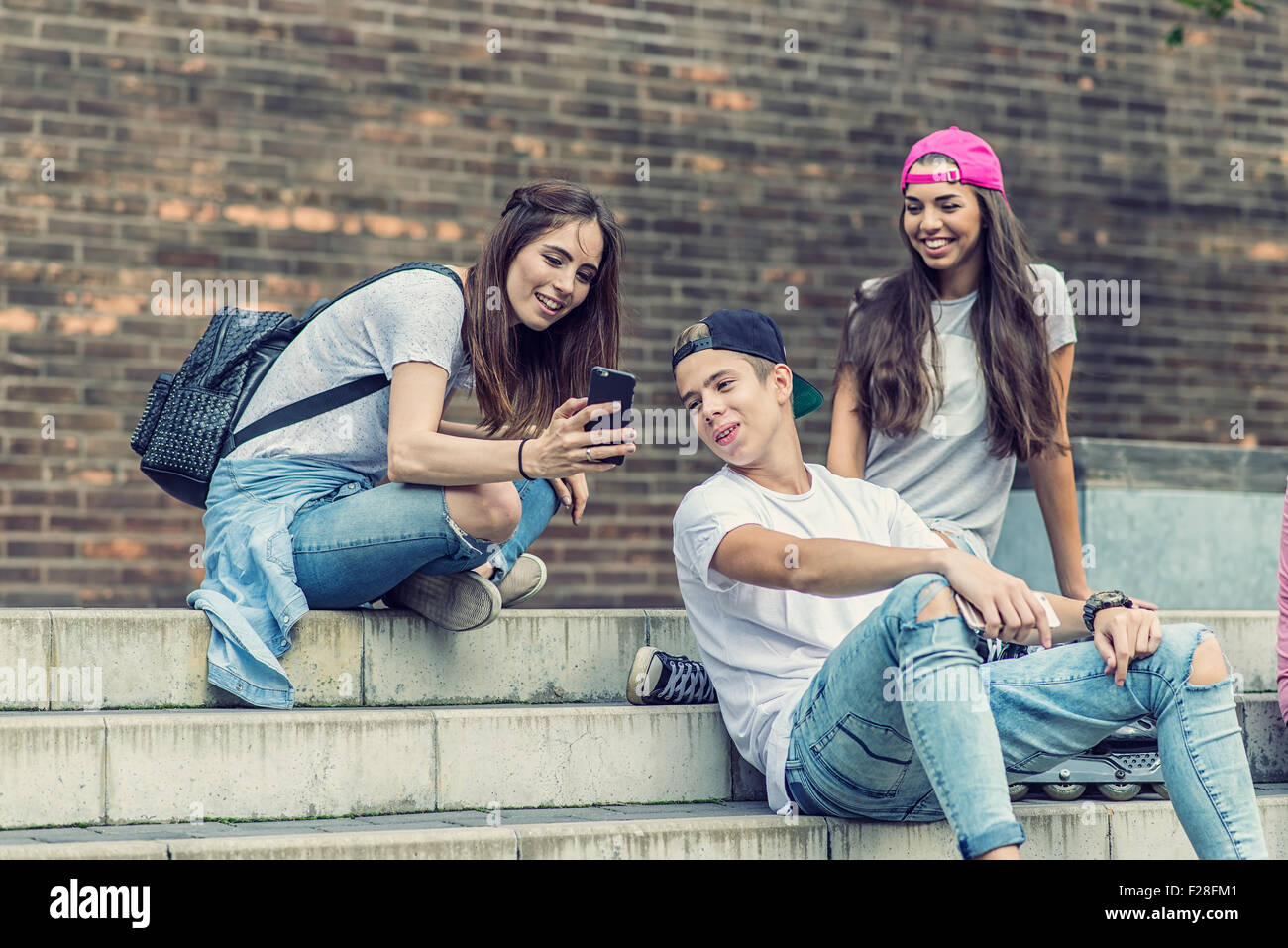 Guidatore di skateboard amici su per le scale, fatta selfie foto Foto Stock