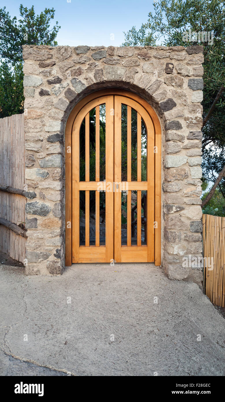 Giallo porta di legno in arco in pietra, vista frontale Foto Stock