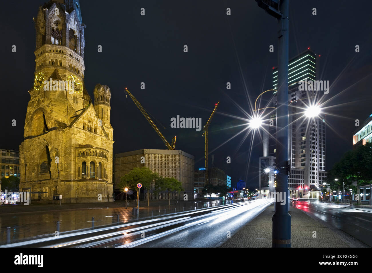 Semaforo sentiero sulla strada e chiesa in banchina, Kaiser Wilhelm Memorial Church, Berlino Kurfurstendamm, Germania Foto Stock