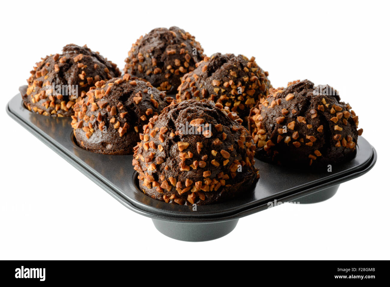 Cibo: dark chocolate muffin con arachidi tostate in teglia, isolati su sfondo bianco Foto Stock