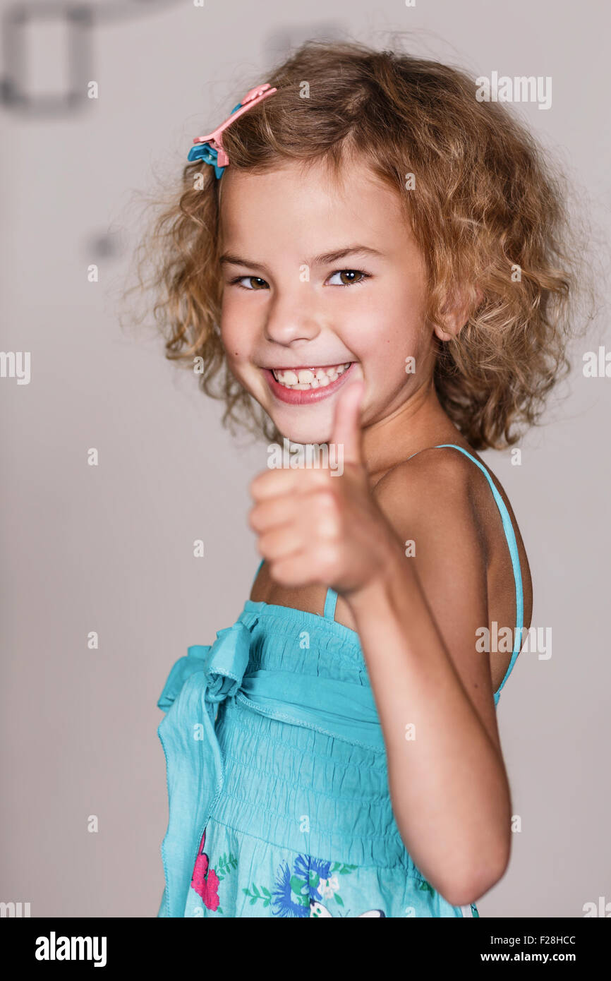 Ritratto di un sorridente graziosa bambina Foto Stock