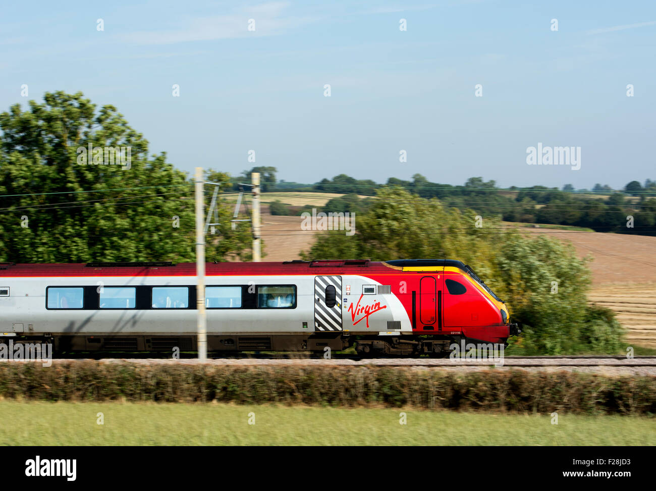 Treni del Virgin Voyager diesel a velocità, Warwickshire, Regno Unito Foto Stock