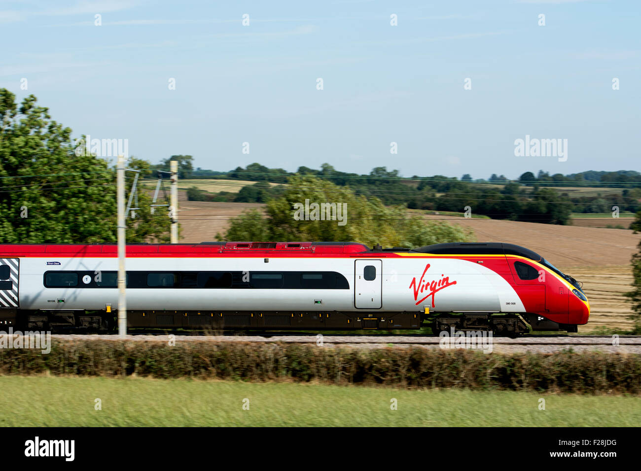 Treni del Virgin Pendolino in velocità, Warwickshire, Regno Unito Foto Stock