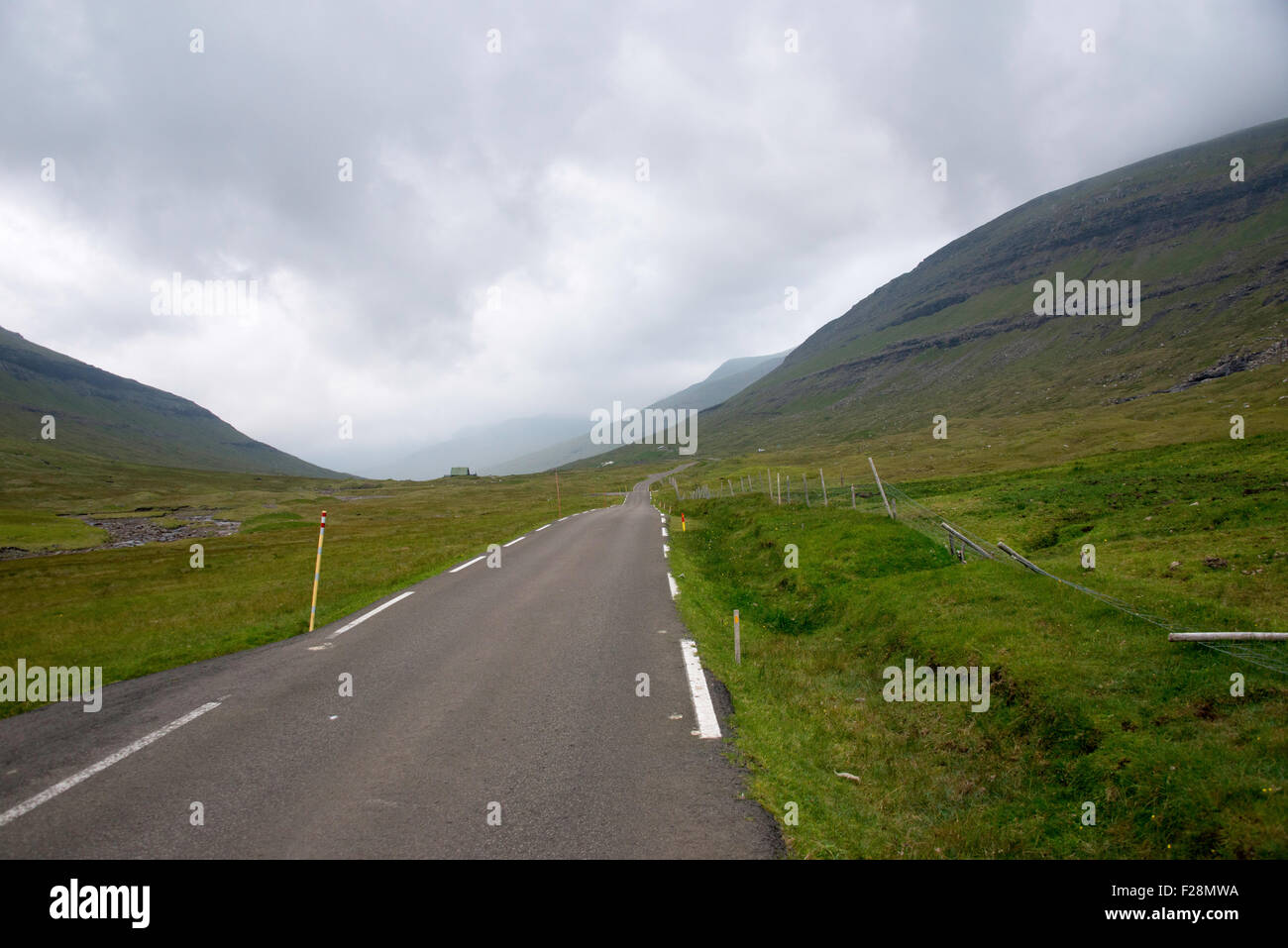 Strada distanti sulle Isole Faroe campagna Foto Stock