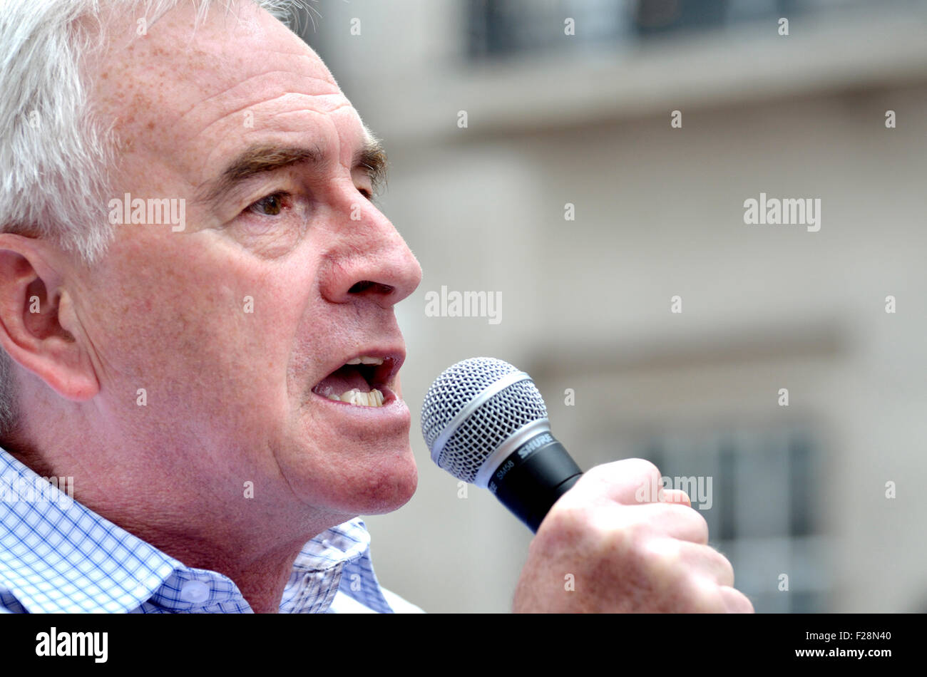 John McDonnell MP (Manodopera: Hayes e Harlington) parlando in Portland Place contro austerità, 21 giugno 2014. Cancelliere ombra Foto Stock