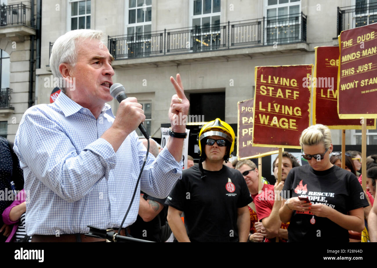 John McDonnell MP (Manodopera: Hayes e Harlington) parlando in Portland Place contro austerità, 21 giugno 2014. Cancelliere ombra Foto Stock