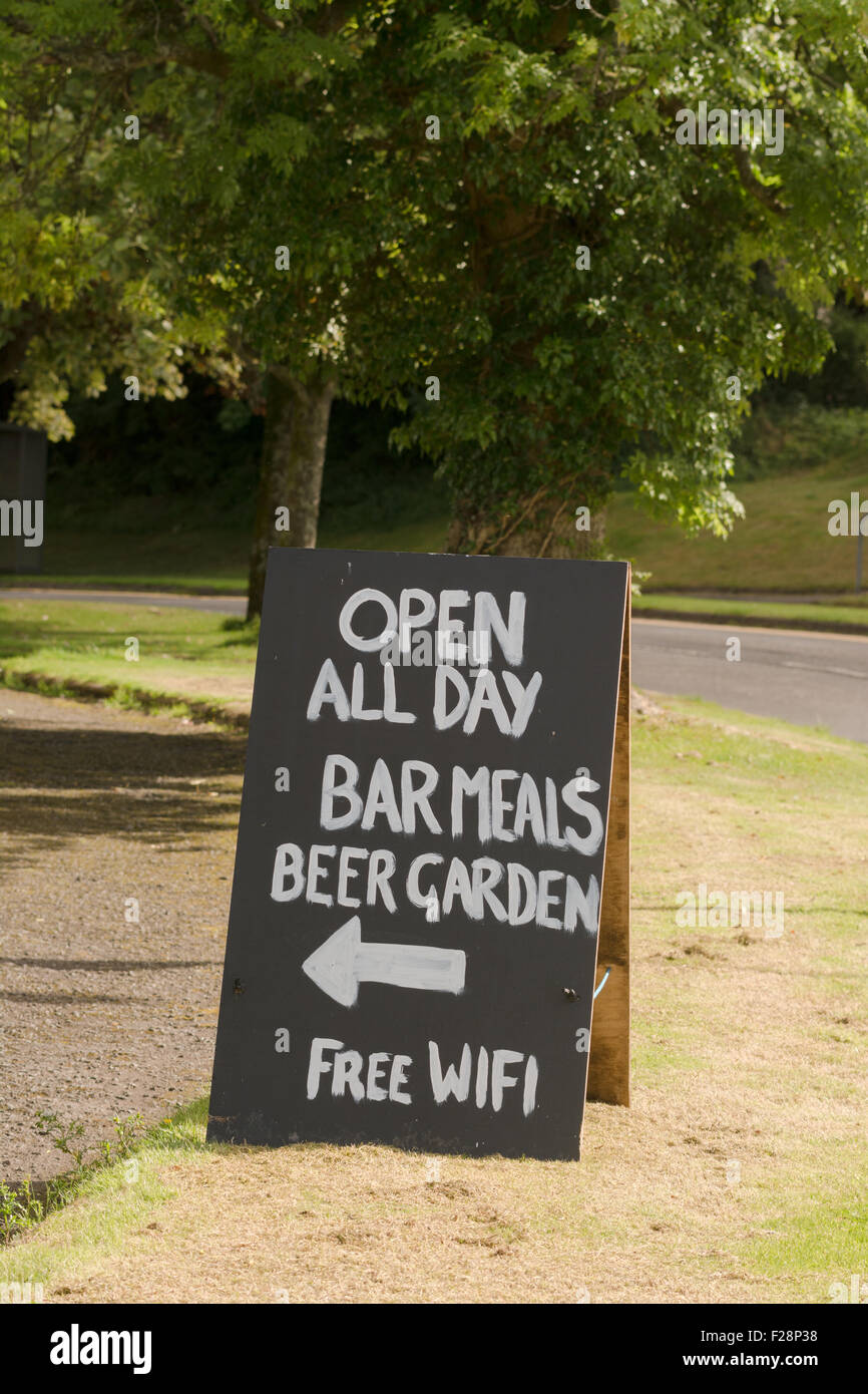 Firma manoscritta in Scozia pubblicità pasti da bar, giardino della birra, wifi gratuito Foto Stock