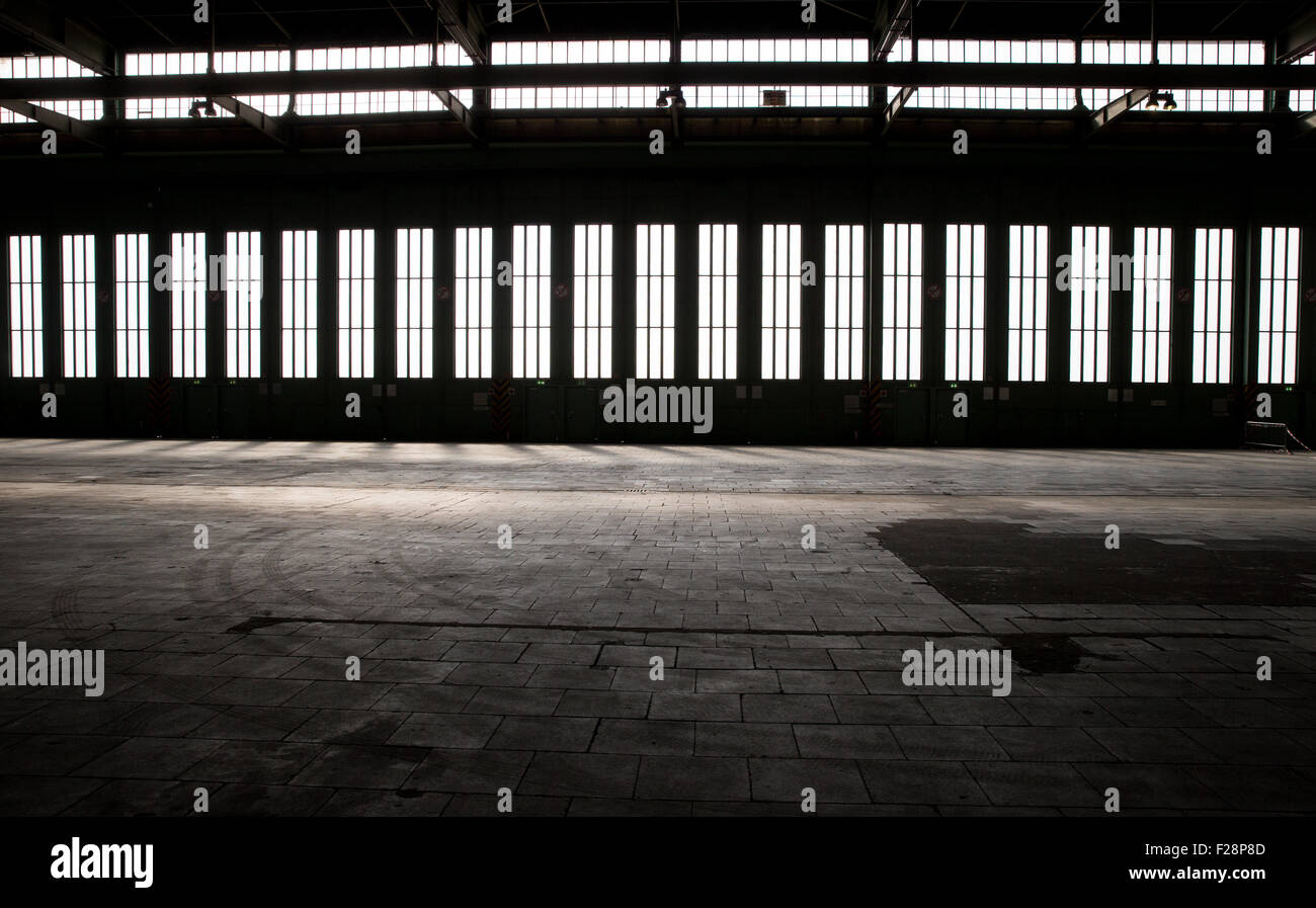 Berlino, Germania. Xiv Sep, 2015. Una vista di un hangar vuoti con cancelli chiusi a ex aeroporto Tempelhof di Berlino, Germania, 14 settembre 2015. Berlino Il Senato sta valutando la possibilità di mettere fino a alloggi temporanei per i rifugiati in due hangar di Tempelhof. La fiera di moda Bread & Butter schulded a prendere posto nel 2016 è stata annullata per fornire spazio per accogliere i rifugiati. Foto: Kay Nietfeld/dpa/Alamy Live News Foto Stock