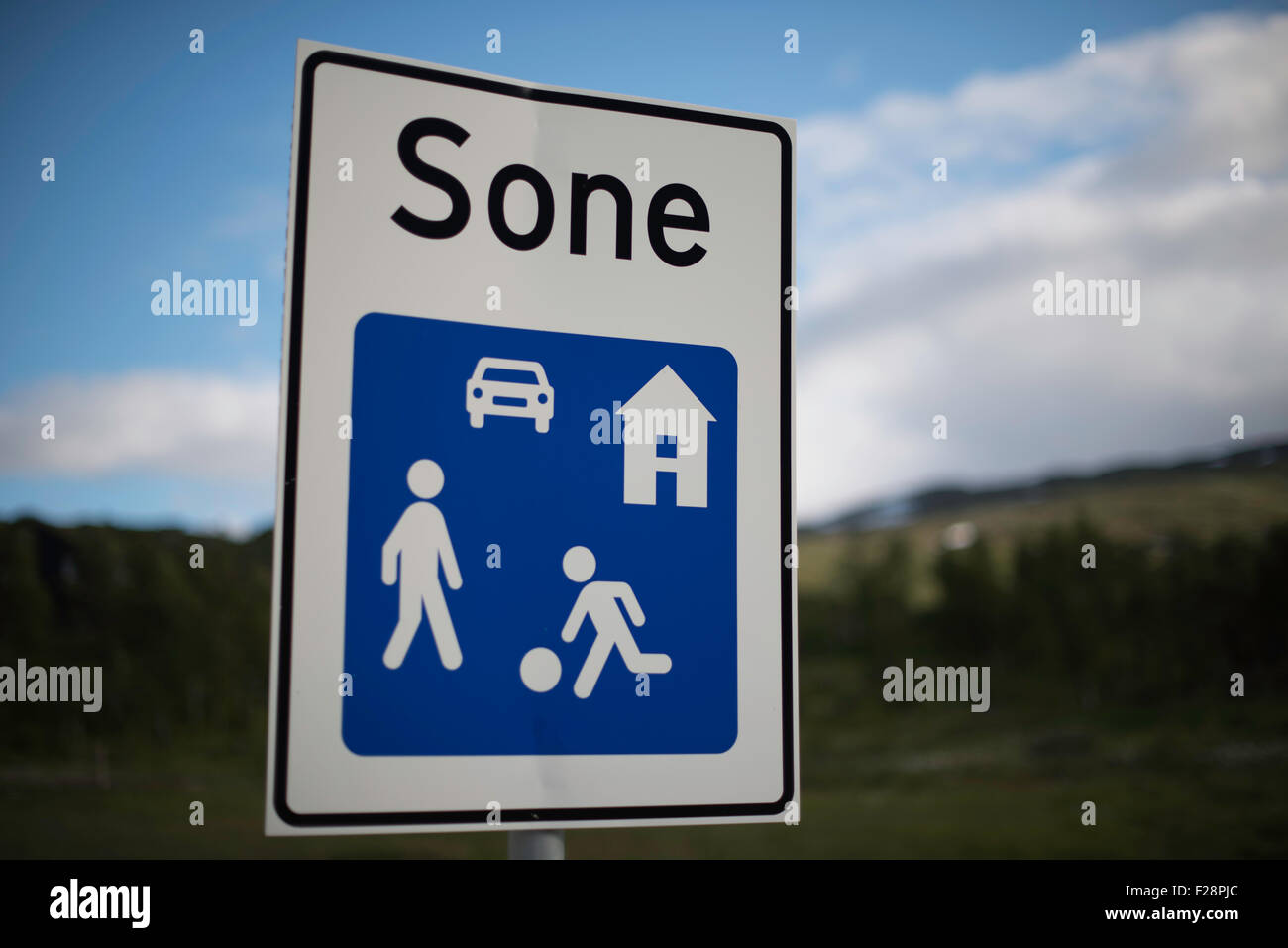 Guidare a velocità pedonale sone segno utilizzato in Norvegia per zone chiamate "Gatetun' Foto Stock