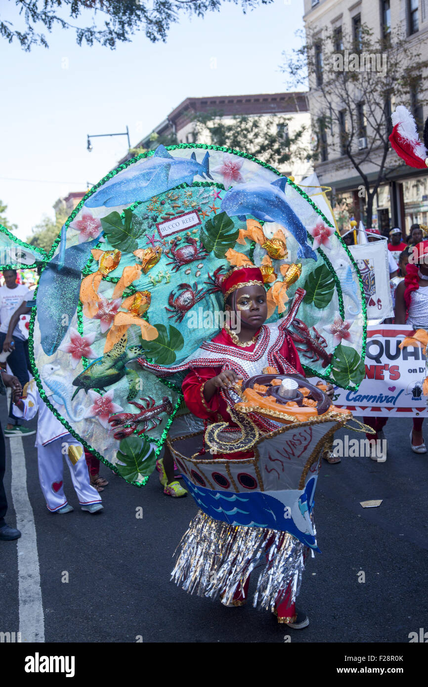 West Indian bambini e sfilata di carnevale marche attraverso Crown Heights al Brooklyn Museum. Foto Stock