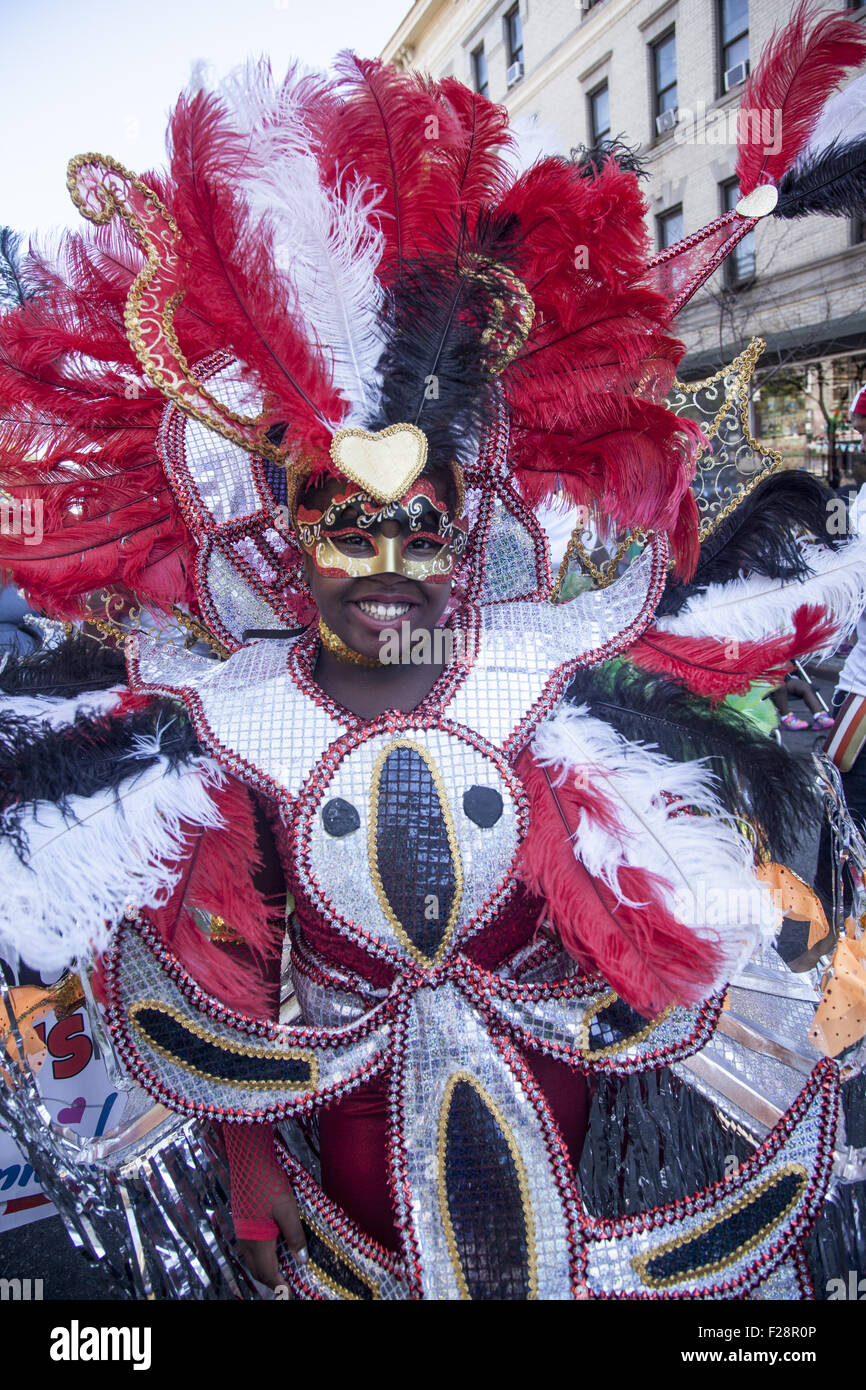 West Indian bambini e sfilata di carnevale marche attraverso Crown Heights al Brooklyn Museum. Foto Stock