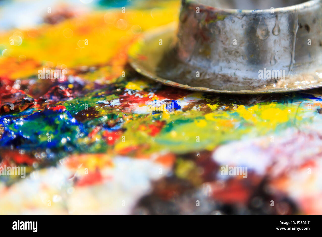 Olio artisti tavolozza di colori con vari colori e tocchi di vernice Foto Stock