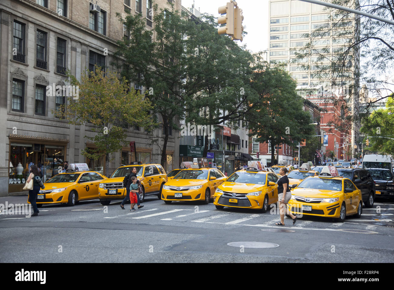 Taxi regola la strada lungo la Lexington Avenue nell'Upper East Side di Manhattan Foto Stock