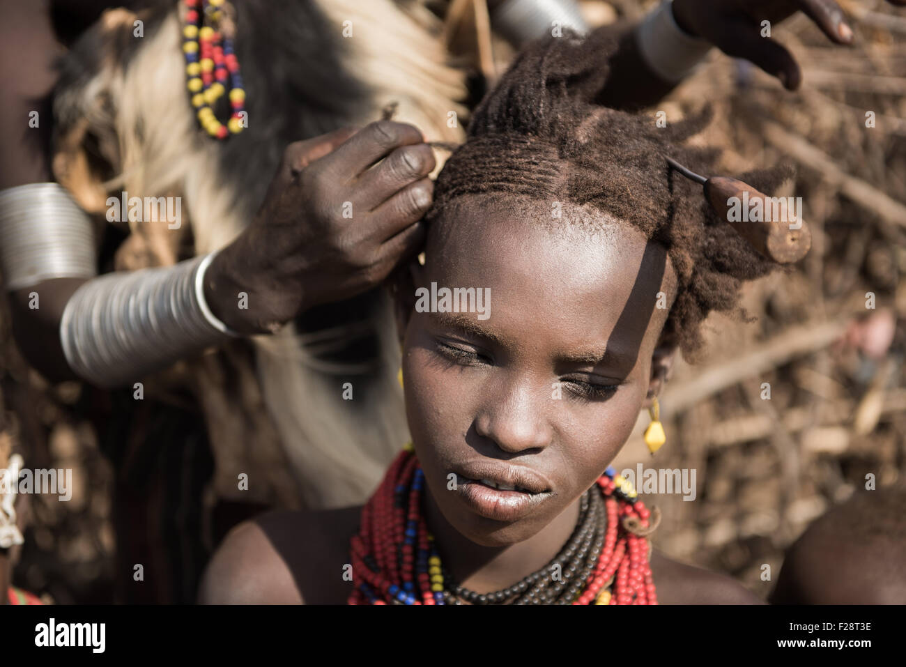 OMORATE, Etiopia - 17 agosto 2015: le donne non identificato da Deesenach tribù. Tribù della regione dell'Omo sono in pericolo a causa di Foto Stock