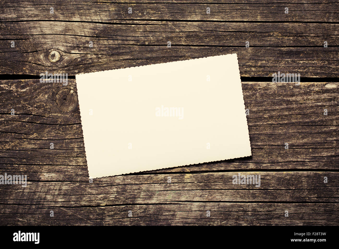 Carta bianca carta sul vecchio sfondo di legno Foto Stock