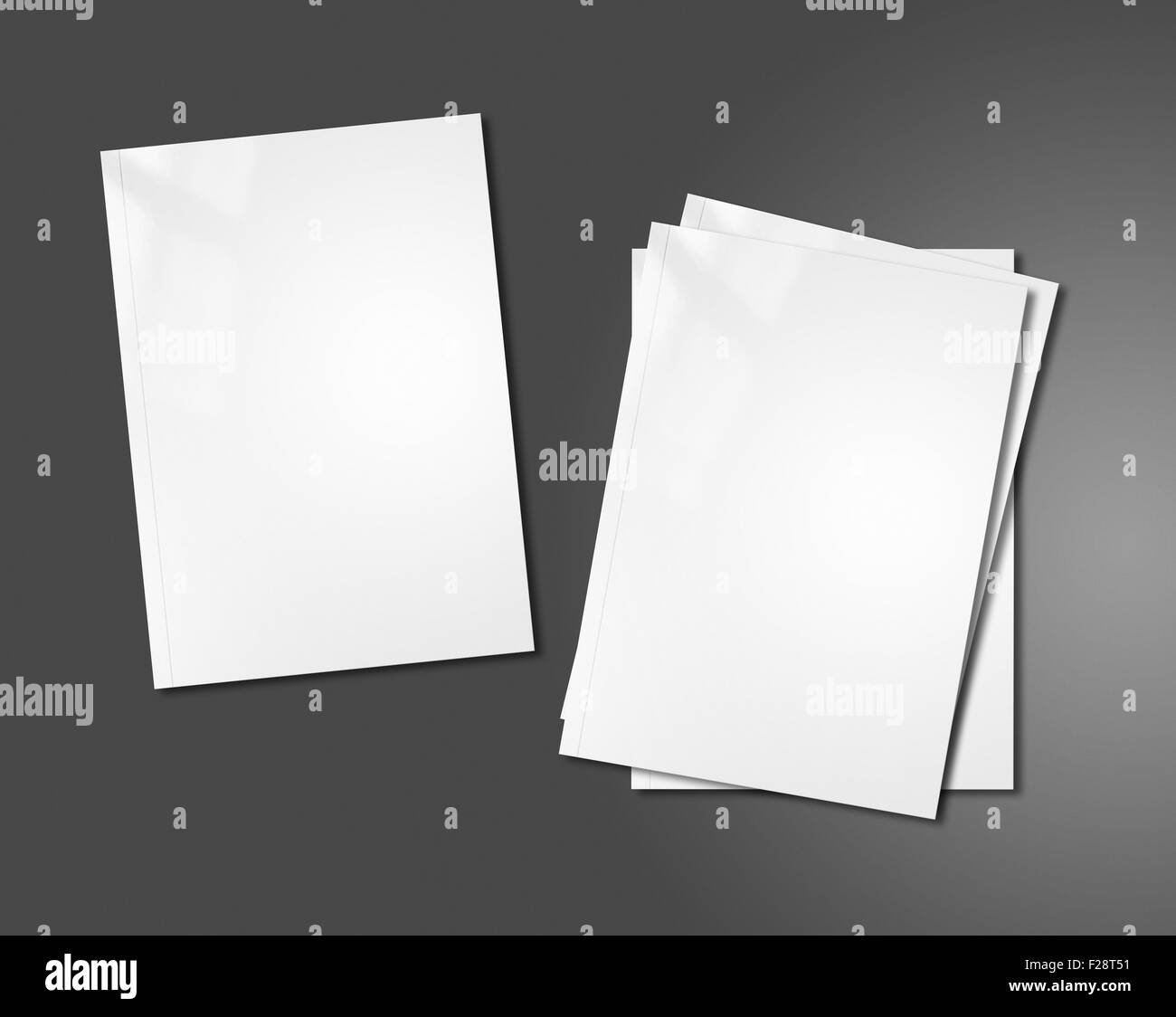 White le copertine degli opuscoli isolato su sfondo scuro - mockup modello Foto Stock
