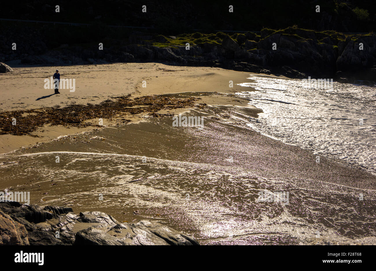 Piccola figura solitaria sulla grande onda lavato beach, Andoya, Norvegia Foto Stock