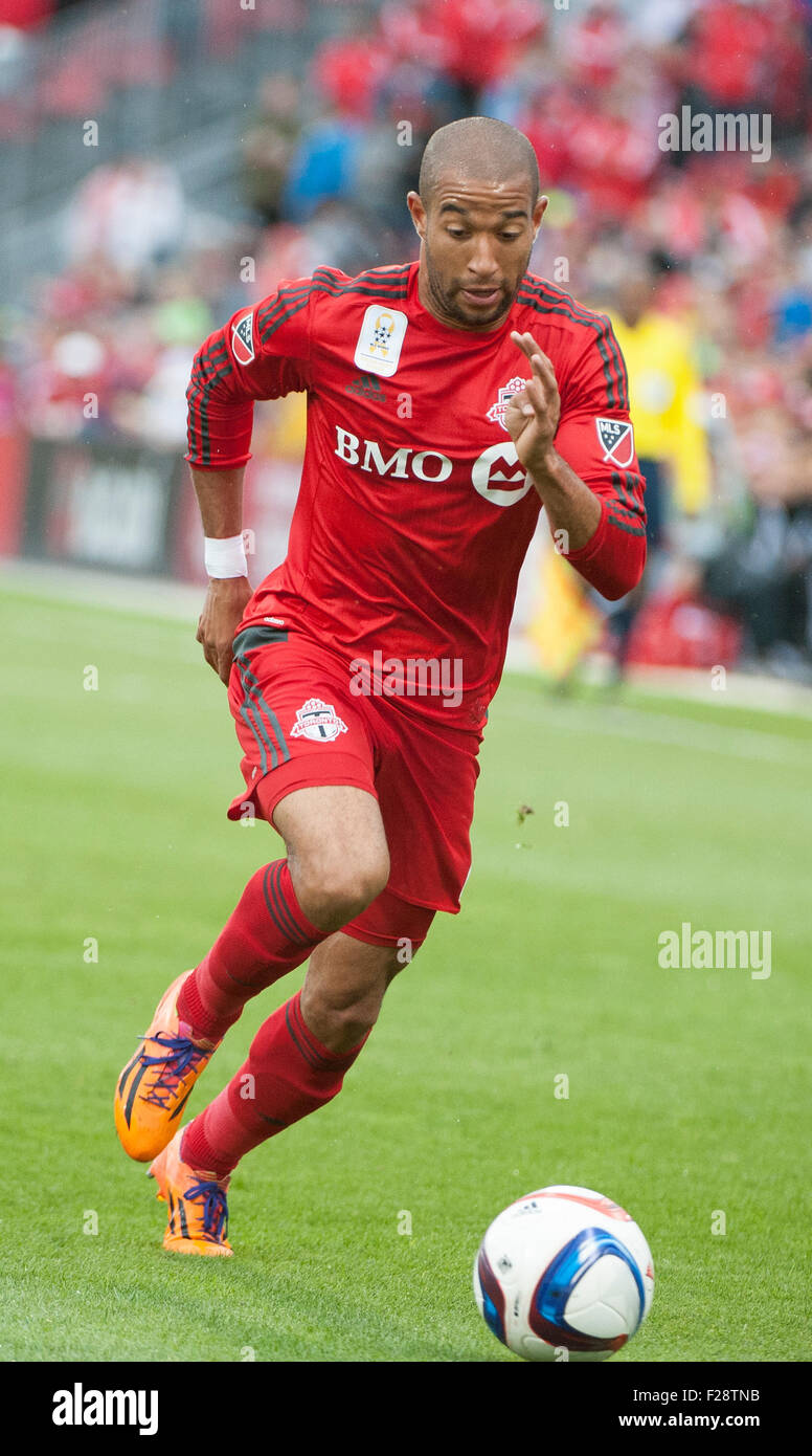 Toronto, Ontario, Canada. Il 13 settembre 2015. Toronto FC defender Justin Morrow (2) con la sfera contro la Nuova Inghilterra rivoluzione nel primo semestre presso BMO Field a Toronto, in Canada. Credito: Peter Llewellyn/Alamy Live News Foto Stock