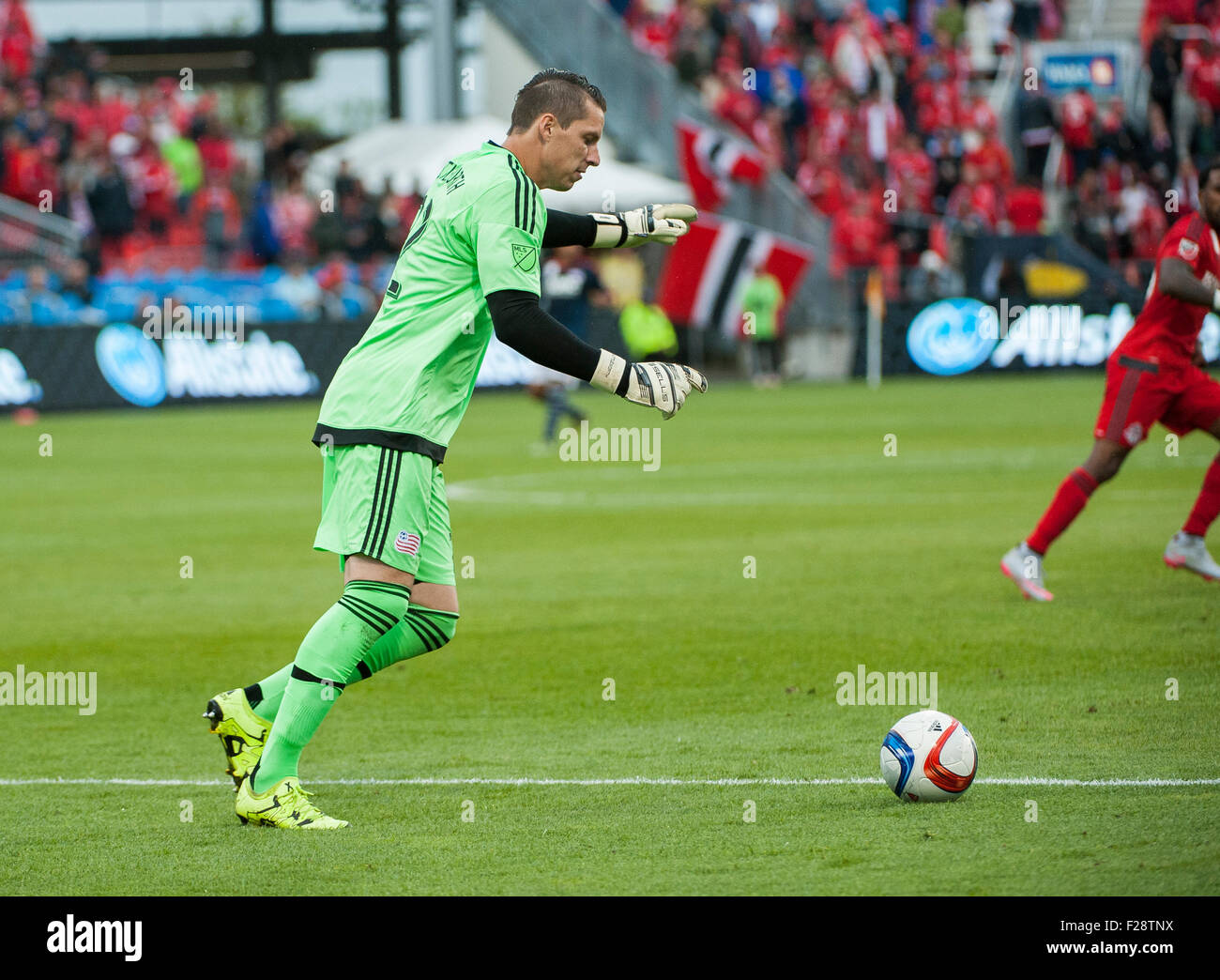Toronto, Ontario, Canada. Il 13 settembre 2015. La Nuova Inghilterra rivoluzione portiere Bobby Shuttleworth (22) si prepara a prendere un obiettivo calcio nel primo semestre contro Toronto FC presso BMO Field a Toronto, in Canada. Credito: Peter Llewellyn/Alamy Live News Foto Stock