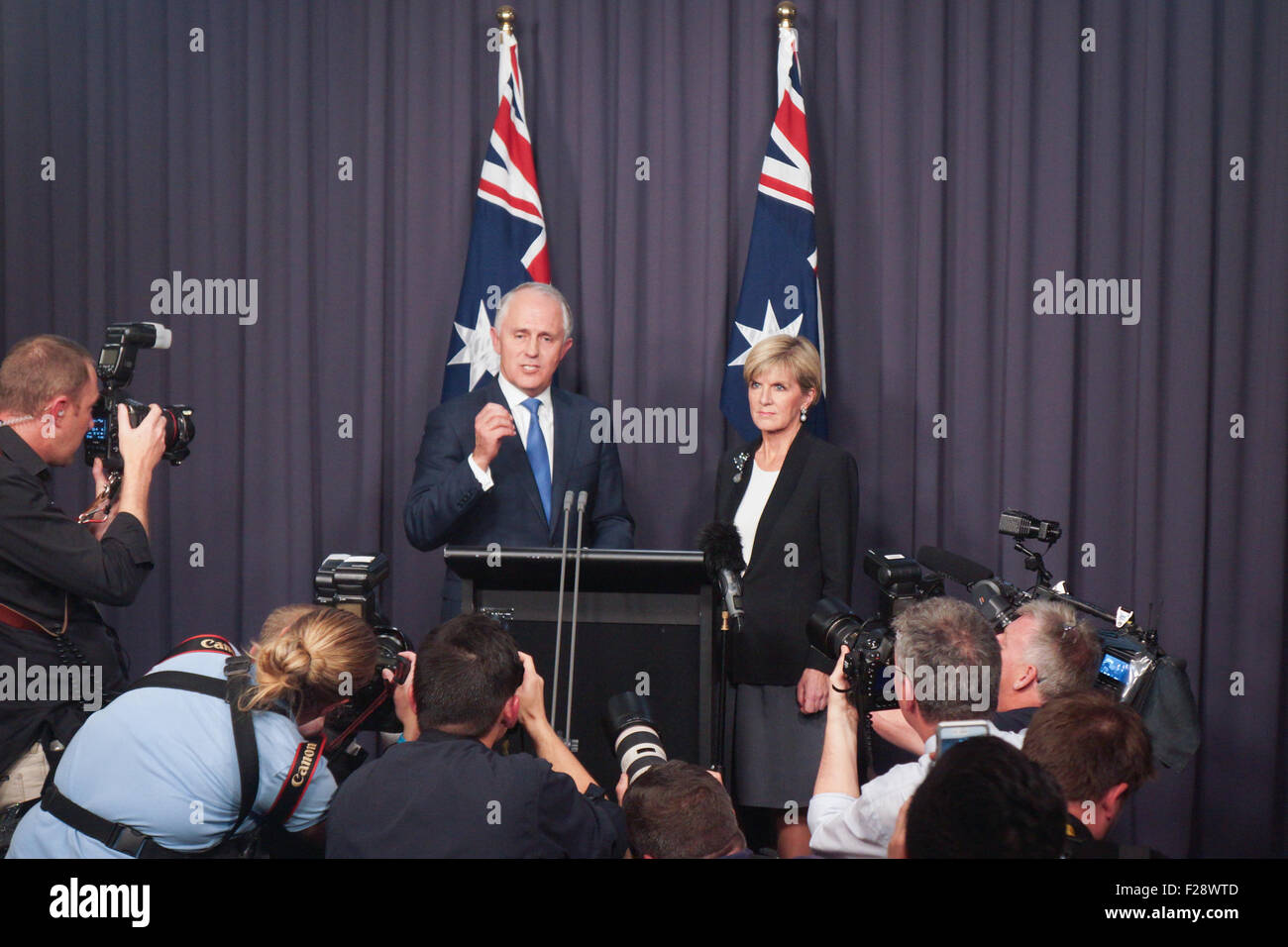 A Canberra, Australia. Xiv Sep, 2015. Malcolm Turnbull (L, indietro), ex ministro australiano per le comunicazioni e le Australian Ministro degli Esteri Julie Vescovo partecipare ad una conferenza stampa a Canberra, Australia, Sett. 14, 2015. Malcolm Turnbull, ex ministro australiano per le comunicazioni, ha vinto il partito camera scrutinio lunedì notte per sostituire Tony Abbott come il leader della sentenza Partito Liberale e quindi è di diventare Australia 29 del primo ministro. © Zhao Bo/Xinhua/Alamy Live News Foto Stock