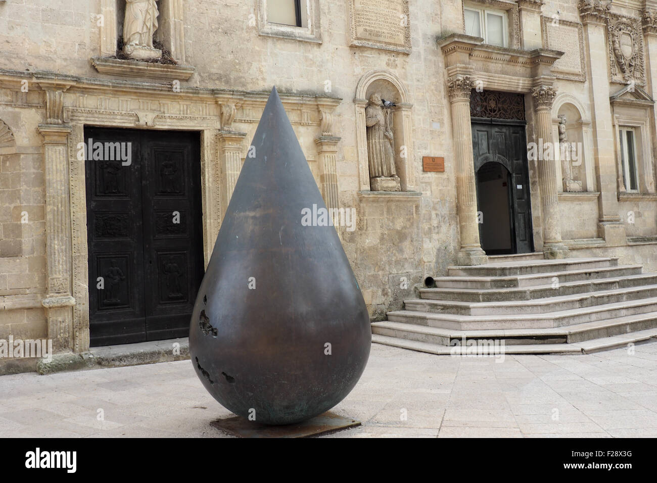 La lacrima scultura di fronte a Palazzo Lanfrachi. Foto Stock