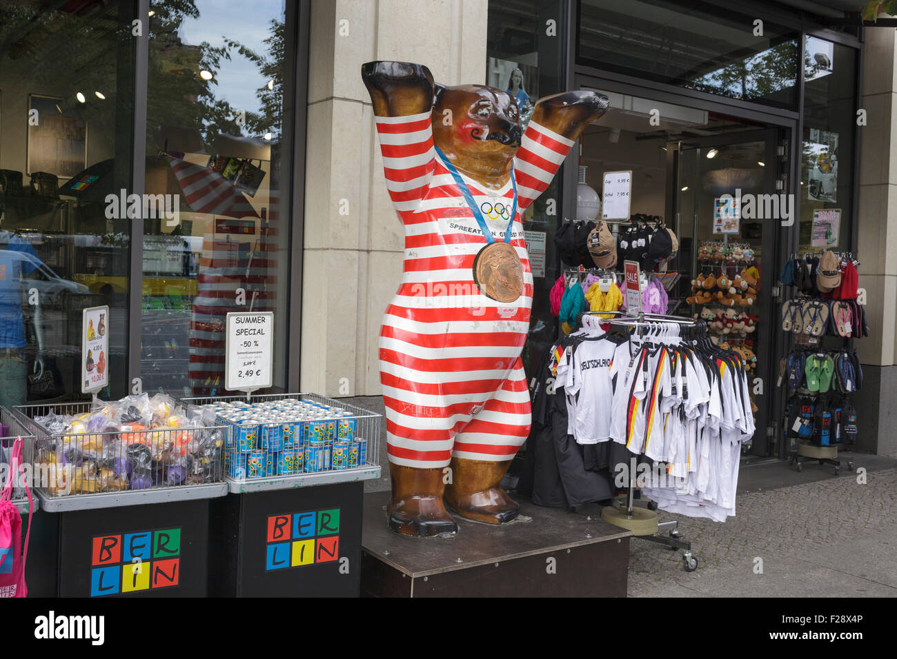 Tourist souvenir shop con Berliner Bear statua, Berlino, Germania Foto Stock